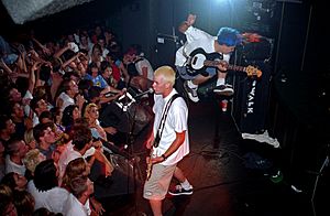 Archivo:Blink-182 at the Showcase Theater in Corona July 18,1995