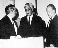 Archivo:Borges con el Presidente Illia