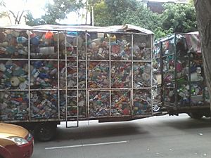 Archivo:Camión transportador de botellas y envases de plástico (Av. Patriotismo y Eje 4 Sur Benjamín Franklin, México, D.F.) 01