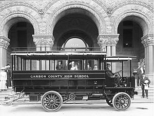 Archivo:Carbon County High School Bus by Studebaker, Utah c 1912