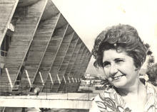 Carmem Portinho em frente ao Museu de Arte Moderna – MAM, Rio de Janeiro.tif