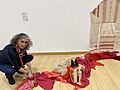 Chelo Matesanz instalando su obra