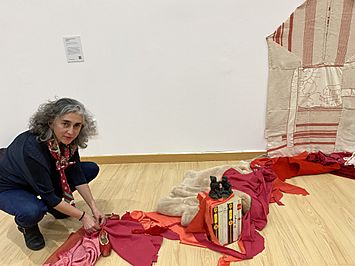 Archivo:Chelo Matesanz instalando su obra