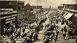 Archivo:Chile Operarios en huelga abriendo calle para recibir a los obreros de la pampa, 1907