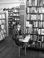 Archivo:College student seated and reading inside City Lights bookstore