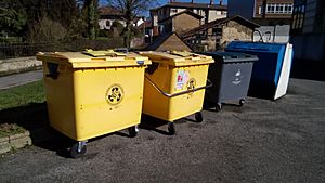 Archivo:Contenedores de reciclaje de residuos en Otxandio