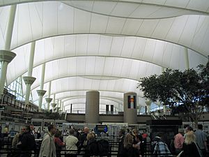 Archivo:Denver International Airport, from security line