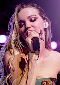Dove Cameron @ Moroccan Lounge 10 10 2021 (51783494611) (cropped).jpg