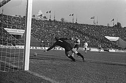 Archivo:Dynamo Boekarest tegen Feyenoord 0-3, Europa Cup I , doelpunt van Maiwald, Bestanddeelnr 925-0611