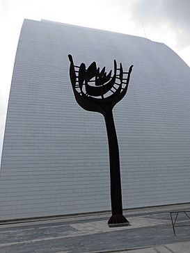 Escultura detras del Mausoleo del Libertador de América.JPG