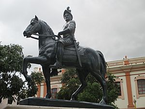 Estatua Capitan Alonso de Mercadillo a lomo de caballo en Loja.JPG