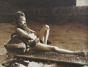 Archivo:Fakir on bed of nails Benares India 1907
