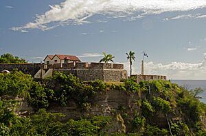 Archivo:Fort Oranje from the Slave Path - panoramio