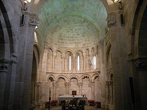 Archivo:Iglesia de Santa María de Bareyo - abside
