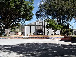 Iglesia en Perquín, El Salvador (12-2010) - panoramio.jpg