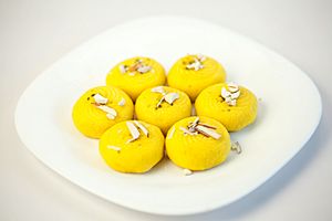 Archivo:Indian Sweet Dessert Peda in a white bone china plate
