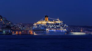 Archivo:Istanbul Bosphorus Cruise ship Costa Fascinosa IMG 7437 1800