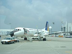 Archivo:Japan Air Commuter NAMC YS-11 (JA8759) parked at Osaka International Airport
