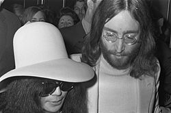 Archivo:John Lennon en echtgenote Yoko Ono verlaten het Hilton Hotel te Amsterdam, Bestanddeelnr 922-2491
