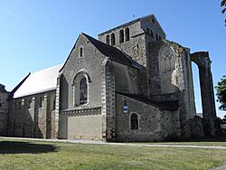 La Roë (53) Abbatiale Notre-Dame-et-Saint-Jean-l'Évangéliste - Extérieur - 04.jpg