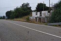 Mesón do Purrián a carón da estrada N-525 (Pentes, A Gudiña).jpg
