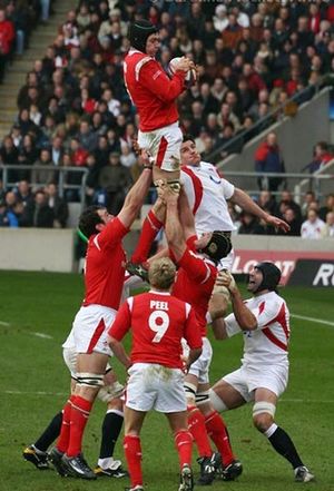 Archivo:Michael Owen takes a lineout