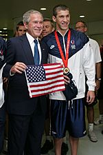 Archivo:Michael Phelps with President Bush - 20080811