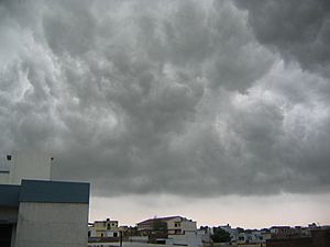 Archivo:Monsoon clouds Lucknow