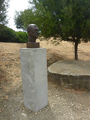 Archivo:Monumento a Pierre Paris en Baelo Claudia P1130938