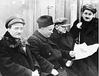Archivo:Nestor Lakoba, Nikita Khrushchev, Lavrenti Beria and Aghasi Khanjian