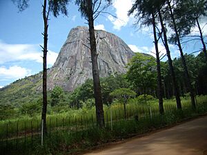Archivo:Pedra em Waku Kungo - panoramio - Rogério Melo