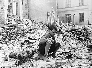 Archivo:Polish kid in the ruins of Warsaw September 1939