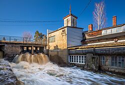 Powerful current in Kellokosken Ruukki canal in Kellokoski, Tuusula, Finland, 2022 April.jpg