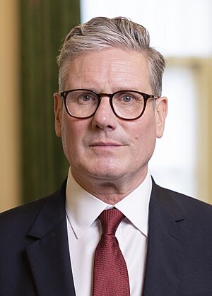 Archivo:Prime Minister Keir Starmer Portrait (cropped)