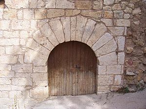 Archivo:Puerta de la Herrería-Iglesia de Castielfabib