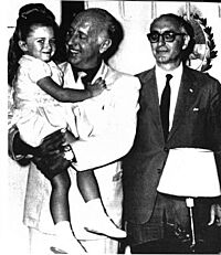 Archivo:Roberto Noble con su hija y Frondizi