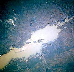 Archivo:STS51B-51-14- Lake Cahora Bassa