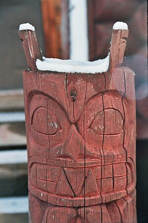 Archivo:Saik'uz potlatch house totem