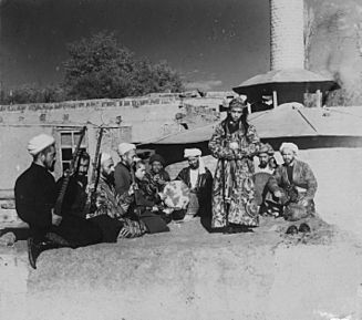 Archivo:Samarkand A group of musicians playing for a bacha dancing boy