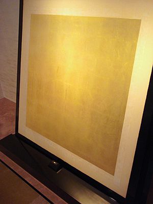 Archivo:Small gold nugget 5mm dia and corresponding foil surface of half sq meter