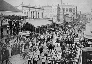 Archivo:StateLibQld 2 93580 Parade of troops in Queen Street, Brisbane, March, 1900