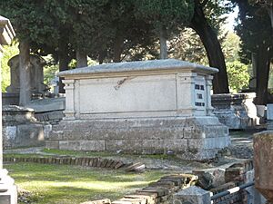 Archivo:Tumba de Arturo Soria, lateral