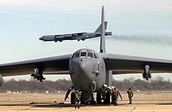 Archivo:US Air Force 040203-f-6809h-123 Upgraded B-52 on cutting edge