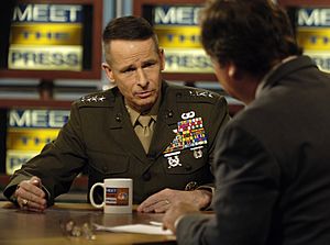 Archivo:US Navy 060305-F-0193C-009 Chairman of the Joint Chiefs of Staff, U.S. Marine Corps, Gen. Peter Pace, responds to a question asked by host Tim Russert during an interview on NBC's Meet the Press