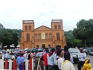 Archivo:Une foule devant la Cathédrale de Bangui, le 7 mai 2018