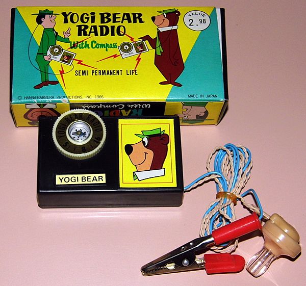 Archivo:Vintage Yogi Bear Germanium Crystal Radio With Compass, Made In Japan, Copyright Hanna Barbera Productions, Inc., 1966 (14814888046)