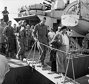 Archivo:Wounded British troops disembarking