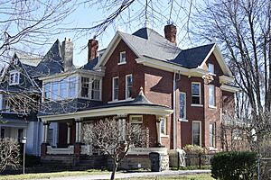 Archivo:2458 Robinwood Avenue, exterior views, 2019 - DPLA - 47daf8e06ab6fd9d2ede4fe889cbbe82 (page 1)