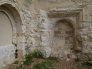 Archivo:28 Monasterio de Palazuelos claustro puertas cegadas ni