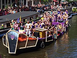 Archivo:Amsterdam Gay Pride 2013 boat no37 Hot Spot Cafe pic7